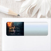 Leesboek vrouw in regen etiket (Insitu)