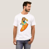 Leeuw als Surfer met surfboard T-shirt (Voorkant volledig)