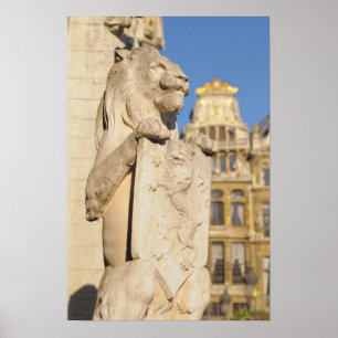 Leeuw die de ingang van het middeleeuwse stadhuis poster