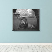 Leeuw in de gras canvas afdruk (Insitu (Houten vloer))