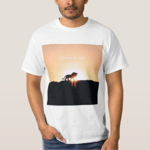 Leeuw op zonsondergang Leven op EDGE T-shirt
