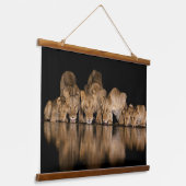 Leeuwenprooi drinkt 's nachts bij het watergat hangend wandkleed (Gebogen)