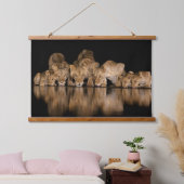 Leeuwenprooi drinkt 's nachts bij het watergat hangend wandkleed (Slaapkamer)