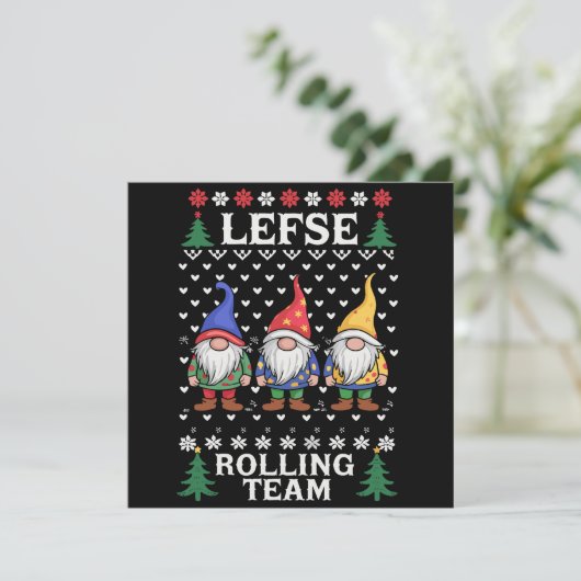 Lefse Rollend Team Kerst Bakken Gnome Kerstmis  Feestdagenkaart (Staand voorkant)