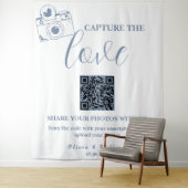 Leg de liefde vast Dusty Blue QR bruiloft achtergr Wandkleed (In situ)