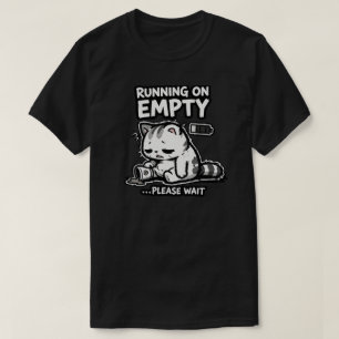 Lege Batterij Slaperige Kat Koffie Humor Ontwerp T-shirt