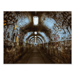 Lege Spoorwegtunnel met graffiti Foto Foto Afdruk