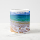 Lege strand en blauwe wateren extra grote beker (Voorkant)