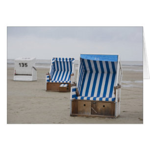 lege strandstoelen op het strand