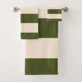 Legergroene stripes bad handdoek (Insitu)
