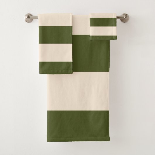 Legergroene stripes bad handdoek (Insitu)