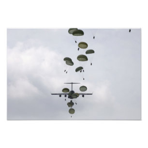 Legersoldaten springen uit een C-17 Globemaster II Foto Afdruk