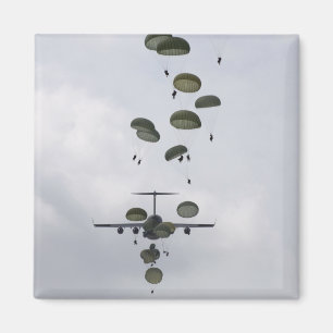 Legersoldaten springen uit een C-17 Globemaster II Magneet