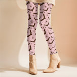 Leggings Bats Araignées rose Girlie Rétro Simple Halloween<br><div class="desc">Ce design d'Halloween amusant utilise un motif aléatoire de chauves-souris brunes simples et d'araignées sur un arrière - plan rose girly qui peut être customisé à toute couleur que vous voulez. Ce design amusant a une ambiance rétro et peut être jumelé avec n'importe quel top tout au long de l'automne...</div>