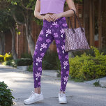 Leggings Beau Motif de fleurs violettes de marguerite<br><div class="desc">De jolies fleurs royales de violet et de lavande ornent ces mignonnes leggings floraux violets avec de beaux coeurs blancs et des formes cool.</div>