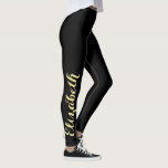 Leggings Black Gold Chic Stylish Personnalisation de l'entr<br><div class="desc">Personnalisé, personnalisé, beau, élégant faux or sur script de typographie noir, cool, chic, chic, moderne, tendance, respirable, cousu à la main, femme de voyage de pleine longueur sport yoga sport yoga gym sport pantalons, qui s'étire pour s'adapter à votre corps, embrasse dans tous les bons endroits, rebondit après le lavage,...</div>