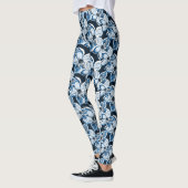 Leggings Bleu, fleurs blanches sur un arrière - plan noir. (Gauche)