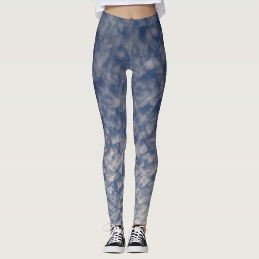 Leggings bleu foncé représentant un ciel nuageux (Devant)