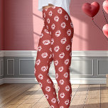 Leggings Bouton rose Baiser imprimé rouge<br><div class="desc">Express ton côté romantique avec ces baiser rouge à lèvres rose imprimer des leggings sur un arrière - plan rouge audacieux. Parfait pour la Saint-Valentin ou à tout moment pour ajouter un élément amusant et flirtant à votre tenue. Ces leggings confortables sont conçus avec un motif accrocheur de lèvres roses,...</div>