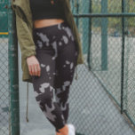 Leggings Camouflage noir gris urbain Camo Motif militaire<br><div class="desc">Cette conception a été créée par art numérique. Elle peut être personnalisée en cliquant sur le bouton personnaliser et en modifiant la couleur, en ajoutant un nom, des initiales ou vos mots préférés. Contactez-moi à l'adresse colorflowcreations@gmail.com si vous souhaitez que ce design soit disponible sur un autre produit. Achetez ma...</div>