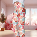 Leggings Candy Conversation Hearts Saint-Valentin<br><div class="desc">Ajoutez une touche sucrée et ludique à votre Saint-Valentin avec ces jambières Candy Conversation Hearts. Avec un éventail de coeurs de conversation classiques en rouge, rose, pêche et bleu, ces jambes sont parfaites pour répandre l'amour et la joie. Les coeurs brillants et colorés affichent de mignons messages comme "Be Mine"...</div>