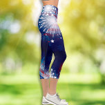 Leggings Capri 4 juillet Feux d'artifice Flambant Rouge Blanc Ble<br><div class="desc">Des leggings fantaisistes capri ornés d'un feu d'artifice rouge blanc et bleu festif. Parfait pour les 4 juillet,  les événements patriotiques ou l'usure quotidienne.</div>