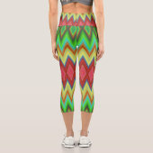 Leggings Capri A person is wearing vibrant, geometric-patterned  (Verso)