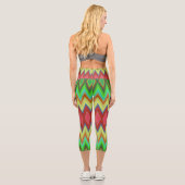 Leggings Capri A person is wearing vibrant, geometric-patterned  (Verso)