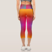 Leggings Capri A person wearing vibrant, rainbow-gradient legging (Verso)