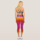 Leggings Capri A person wearing vibrant, rainbow-gradient legging (Verso)