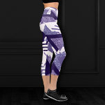 Leggings Capri abstrait Cool des années 80 | Motif de formes de p<br><div class="desc">#abstractart Chic design moderne géométrique moderne abstrait pop-art dans une amusante palette d'amoureux violet ultra-violet célébrant les années 1990 et 1980 avec des graphismes rétro totalement impressionnants. Le style Memphis aléatoire des années 80 et 90 incluait des motifs sans couture de zigzags et de formes triangulaires dans des pastels lumineux....</div>