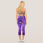 Leggings Capri Arrière - plan de feuille violet avec étoiles (Verso)