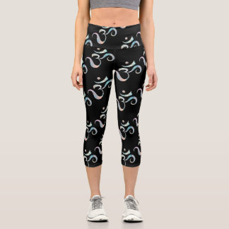 Leggings Capri Beige Marbré Om Dispersé sur Fond Noir
