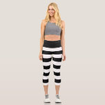 Leggings Capri Belle Bande Noire Et Blanche<br><div class="desc">Un design élégant et mignon, noir et blanc rayures Capri Leggings design. C'est parfait pour les tenues de yoga, les tenues d'aérobic, les tenues de jogging, l'usure décontractée quotidienne etc, et il fait un grand cadeau d'anniversaire, cadeau de Noël etc pour elle. J'espère que vous en apprécierez.</div>