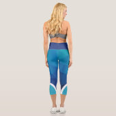 Leggings Capri Bleu géométrique avec blanc nom rayé moderne (Verso)