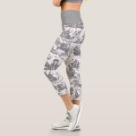 Leggings Capri Chariot français vintage de Dawn Toile de Jouy-Gre<br><div class="desc">Magnifiquement reconstruit vintage toile de jouy motif inspiré par la sculpture de Guido Reni Le Char de L'Aurore vers 1790 gravure sur cuivre sur textile. Ce motif complexe présente des scènes de dieux et de déesses grecques,  des temples,  des animaux exotiques,  des créatures marines mythiques et des paysages imaginaires.</div>