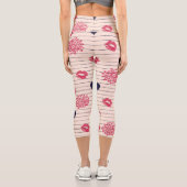Leggings Capri Coeurs rouges, lèvres, marguerites motif. (Verso)
