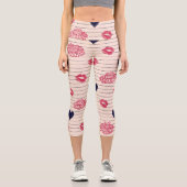 Leggings Capri Coeurs rouges, lèvres, marguerites motif. (Recto)