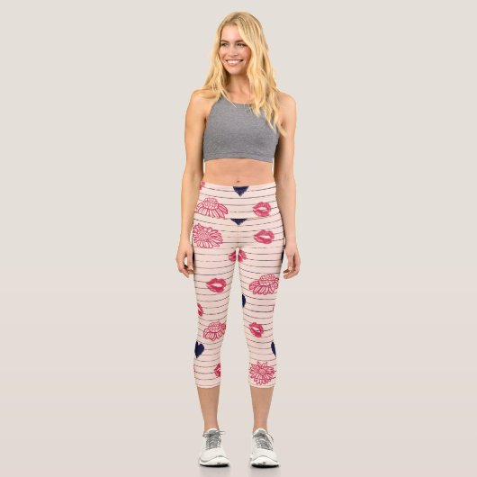 Leggings Capri Coeurs rouges, lèvres, marguerites motif. (Recto)