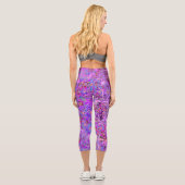 Leggings Capri Crimson coloré, Fleurs sauvages magenta et bleu (Verso)