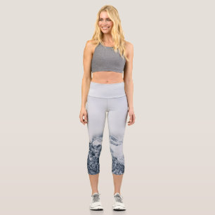 Leggings Capri De superbes montagnes enneigées couvertes de nuage