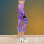 Leggings Capri Dessin Mandala Flower violet rose et bleu<br><div class="desc">Cette fleur de mandala funky est composée de violet,  rose et bleu dans un style de dessin animé. Des visuels géométriques trippy pour l'hippie moderne ou amoureux de couleurs vibrantes!</div>