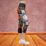 Leggings Capri Dot Mandala Flower blanc orange et noir<br><div class="desc">Ce mandala super,  blanc,  orange et noir,  s'inspire des mandalas à points de peinture. Motifs géométriques trippy pour l'hippie moderne !</div>