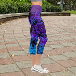 Leggings Capri Dot Mandala Flower bleu et violet<br><div class="desc">Ce mandala super,  bleu et violet,  s'inspire des mandalas à points de peinture. Motifs géométriques trippy pour l'hippie moderne !</div>