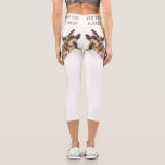 Leggings Capri Drôle de la Girafe hors jeu Wink - Ajouter du text<br><div class="desc">Dessin de Girafe amusant et dessin humoristique de Wink Dessin de Girafe d'animaux - Choisissez / Ajoutez votre texte / police / couleur unique - Faites votre cadeau unique - Redimensionnez et déplacez ou supprimez des éléments avec l'outil de personnalisation ! - Hé Toi ! Smile Please - Dessin et...</div>