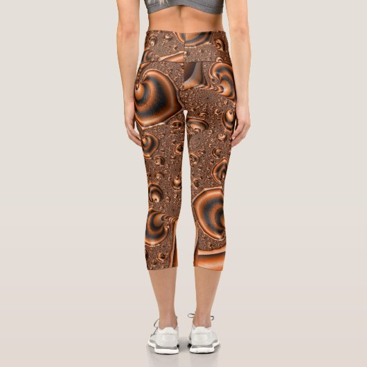 Leggings Capri Drôle Trippy Spiraling Orange Black Fractal Art (Verso)