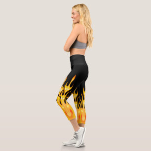 Leggings Capri Flammes de feu jaunes orange modernes sur fond noi
