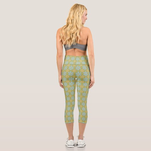 Leggings Capri Fleurs bleues et jaunes Abstraites rétro sur vert (Verso)