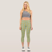 Leggings Capri Fleurs bleues et jaunes Abstraites rétro sur vert (Recto)
