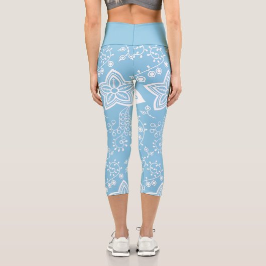Leggings Capri Fleurs Paisley Blanches Motif D'Art Sur Bleu Clair (Verso)